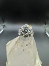 Edler Entourage-Ring in 18 Karat Weißgold mit feinen Brillanten