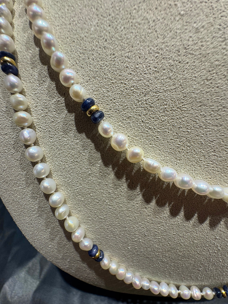 Ausgefallene Perlenkette mit blauen Saphiren und Goldelementen