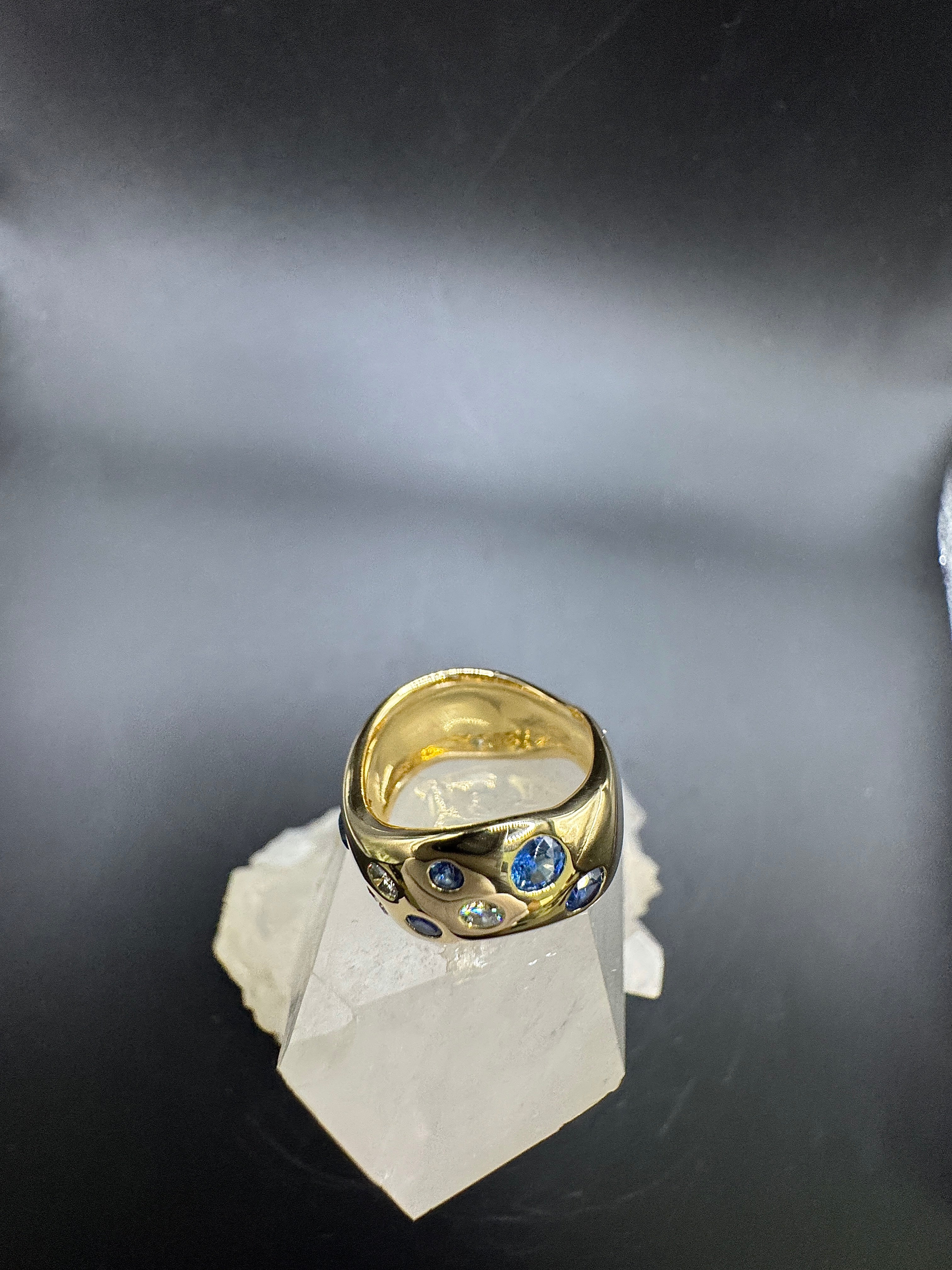 Eleganter Ring in 18 Karat Gelbgold mit Saphiren & Brillanten