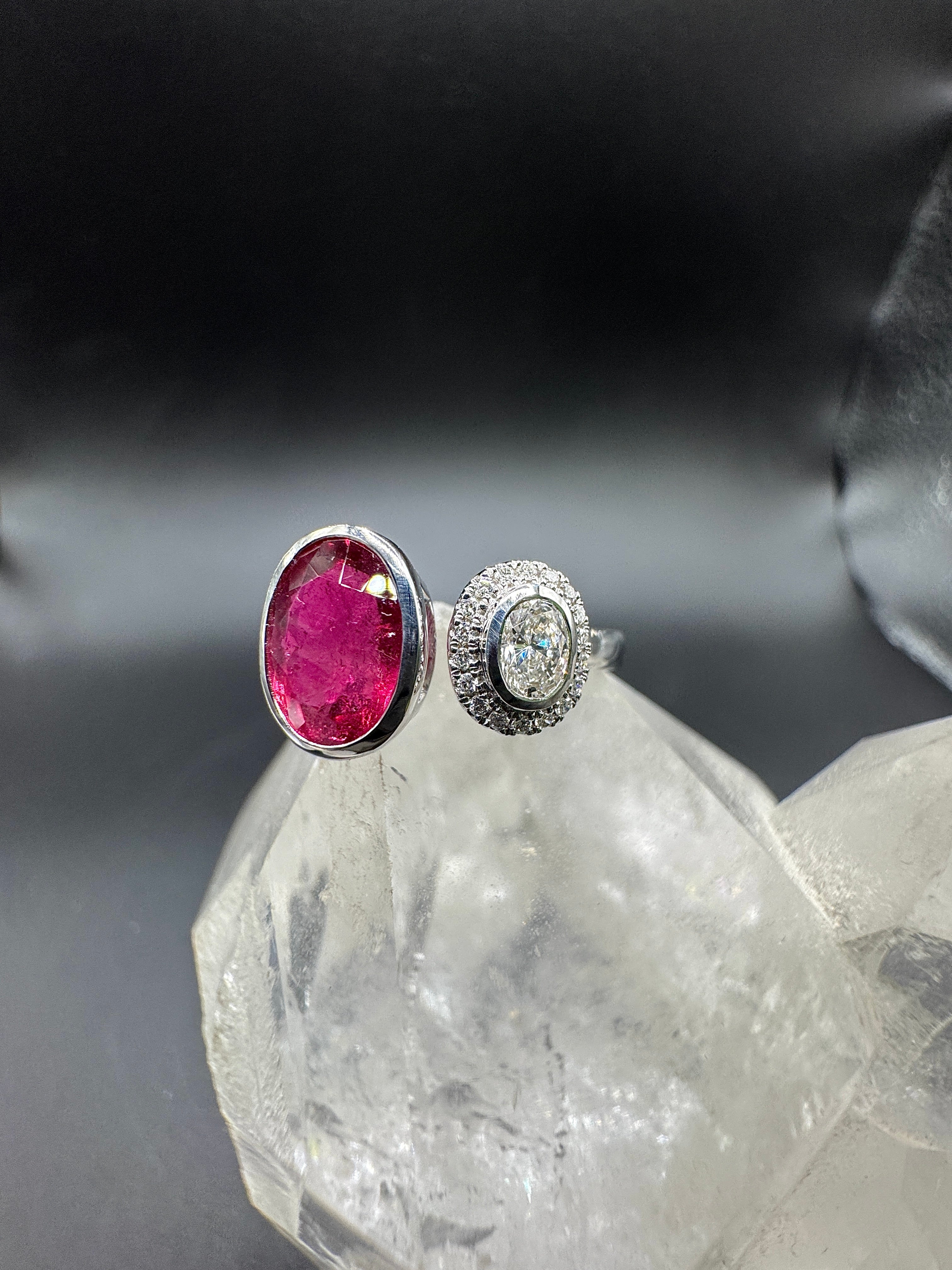 Eleganter Ring in 18 Karat Weißgold mit Rubellit & Brillanten