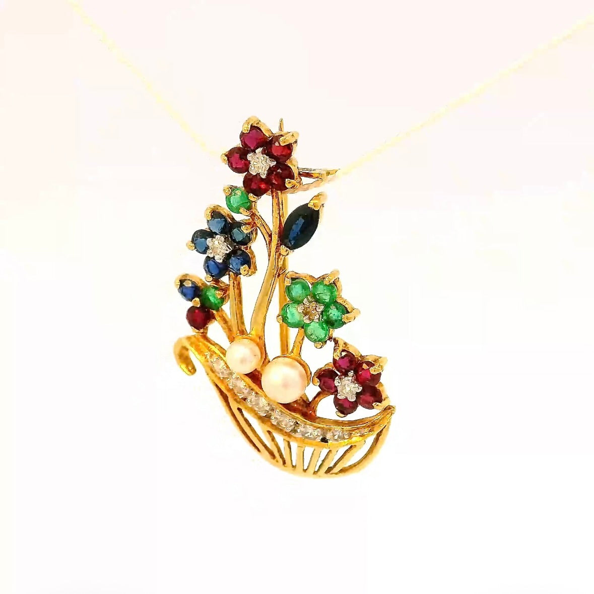 Farbenfrohe Brosche in 18 Karat Gelbgold mit Smaragd, Rubin, Saphir & Brillanten