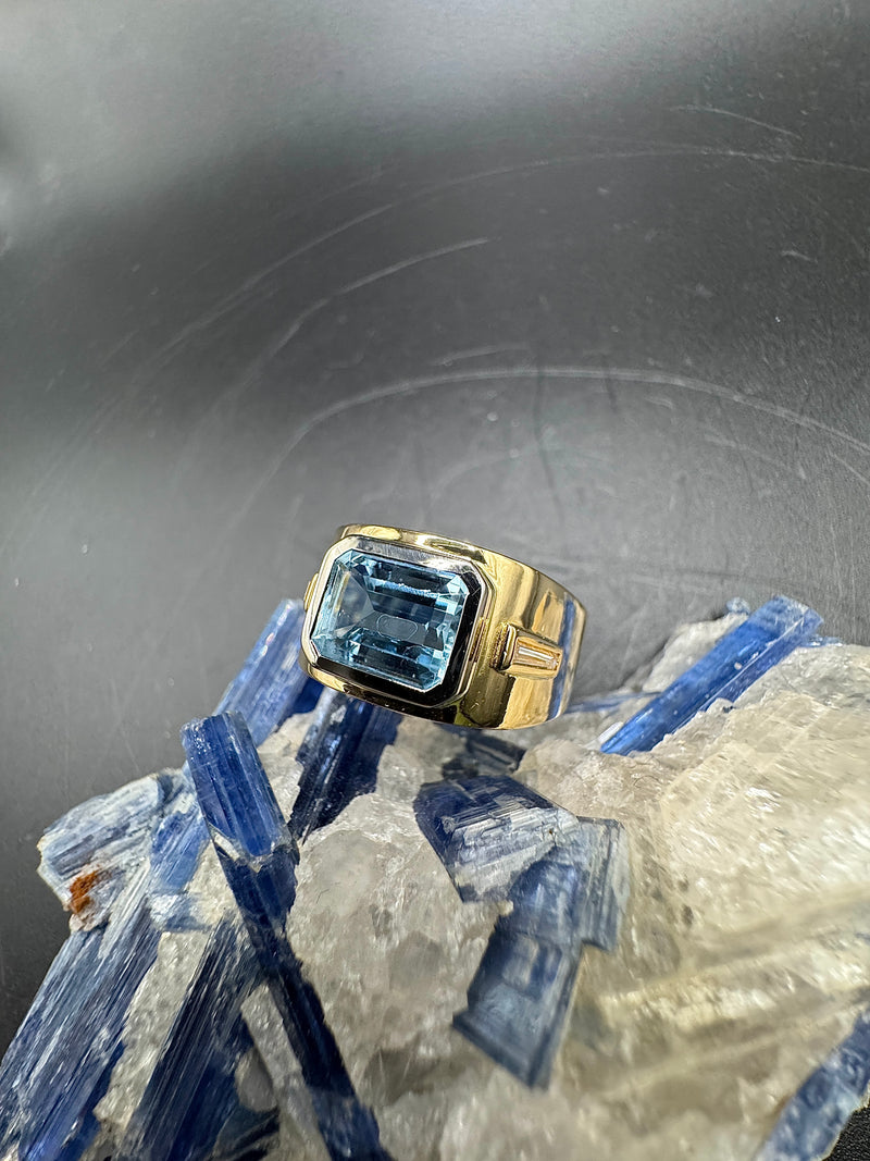 Hochwertiger Ring in 18 Karat Gelbgold mit Aquamarin & Diamanten