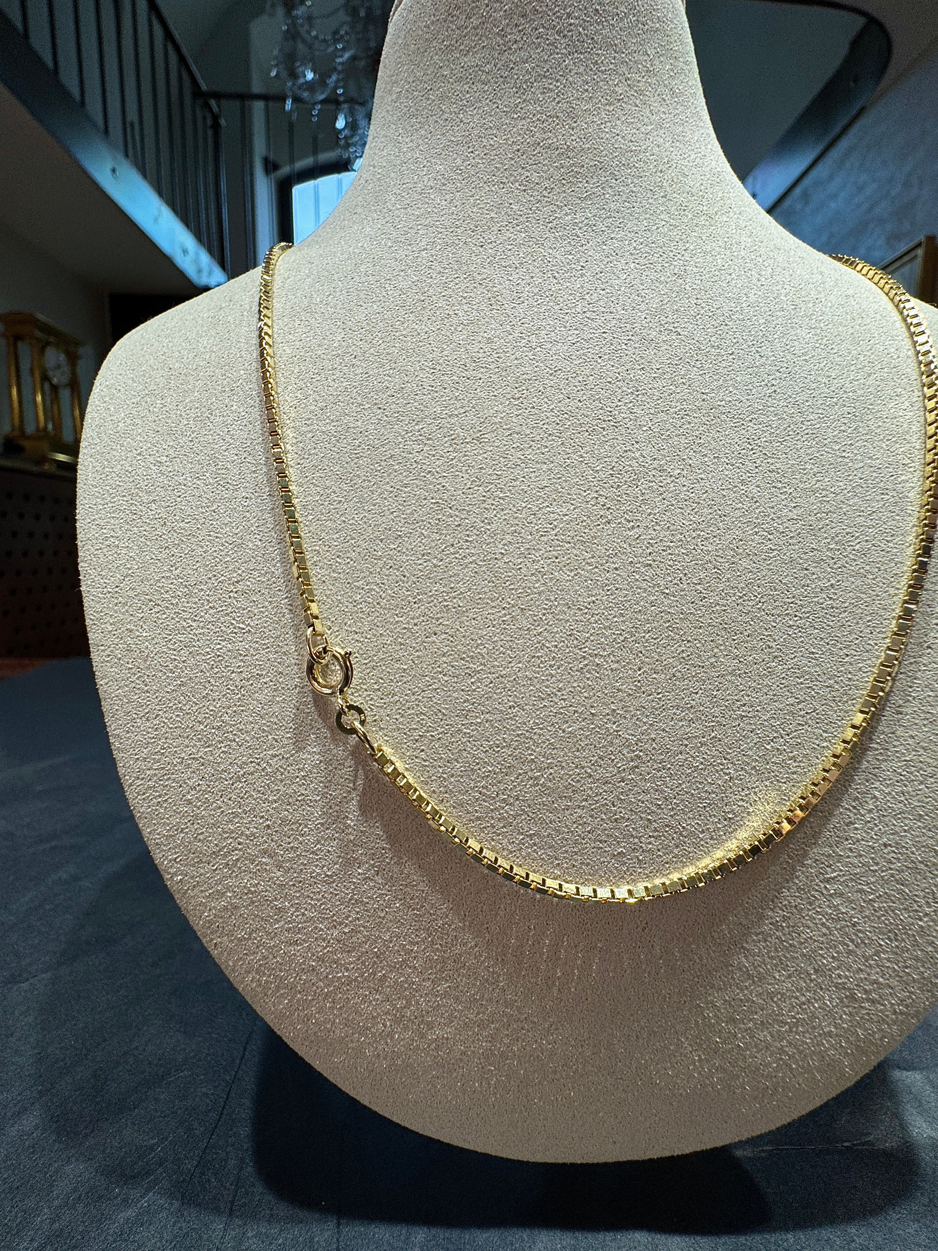 Luminous Venetian chain in 8 karat yellow gold with a spring ring clasp