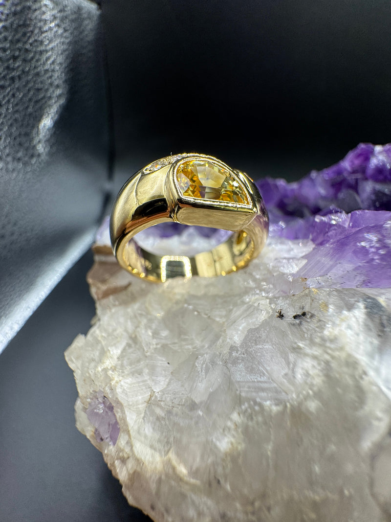 Handgefertigter Ring in 18 Karat Gelbgold mit gelbem Saphir und Brillanten