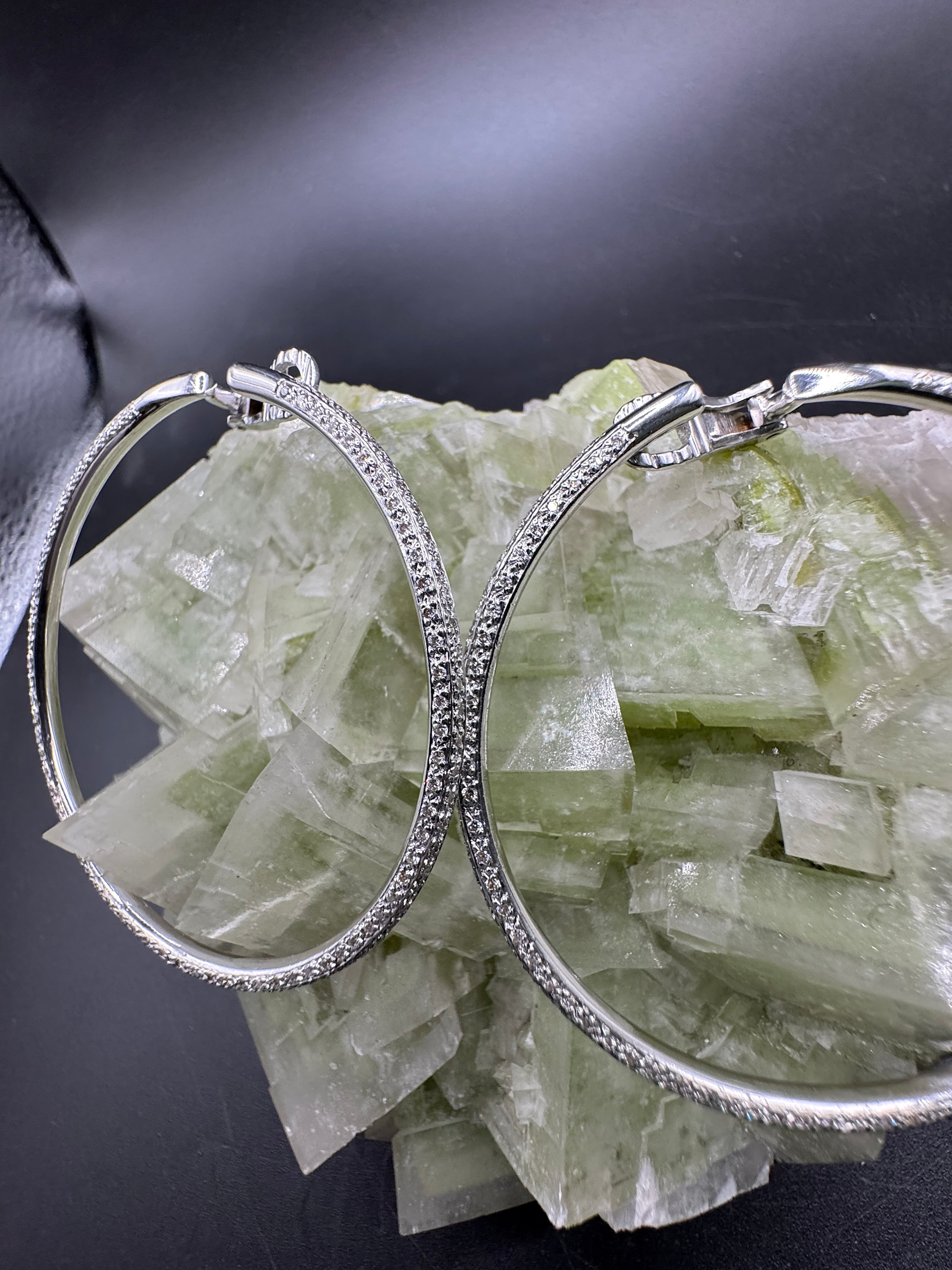 Exceptional 18-karat white gold earrings with 286 brilliant-cut diamonds