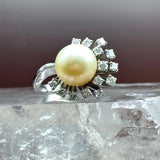 Exceptional vintage pearl ring in 14 carat with fine diamonds