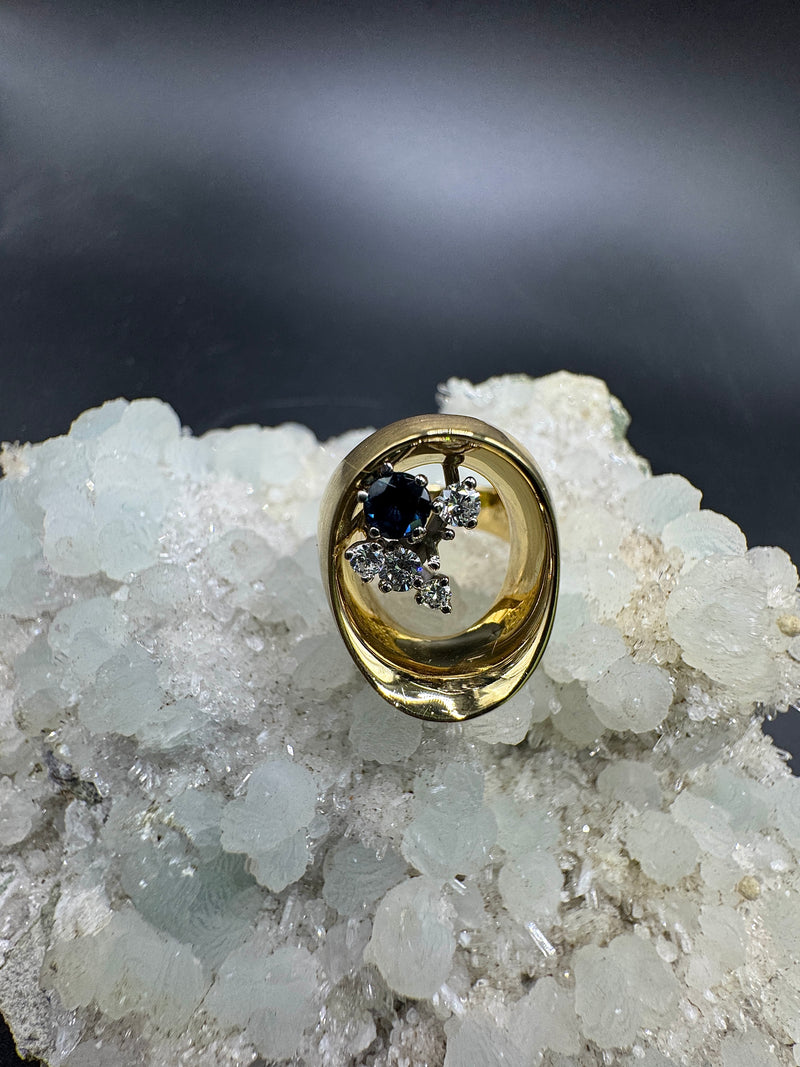 Handgefertigter Ring in 18 Karat Gelbgold mit Brillanten & Saphir