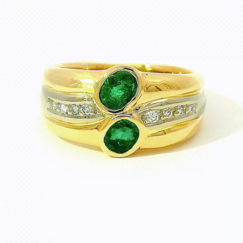 Handgefertigter Ring in 18 Karat Gelbgold mit Smaragden & Brillanten