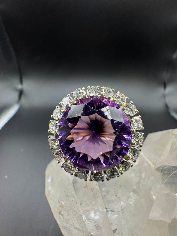 Prunkvoller Cocktailring in 18 Karat Gold mit großem Amethyst & Brillanten