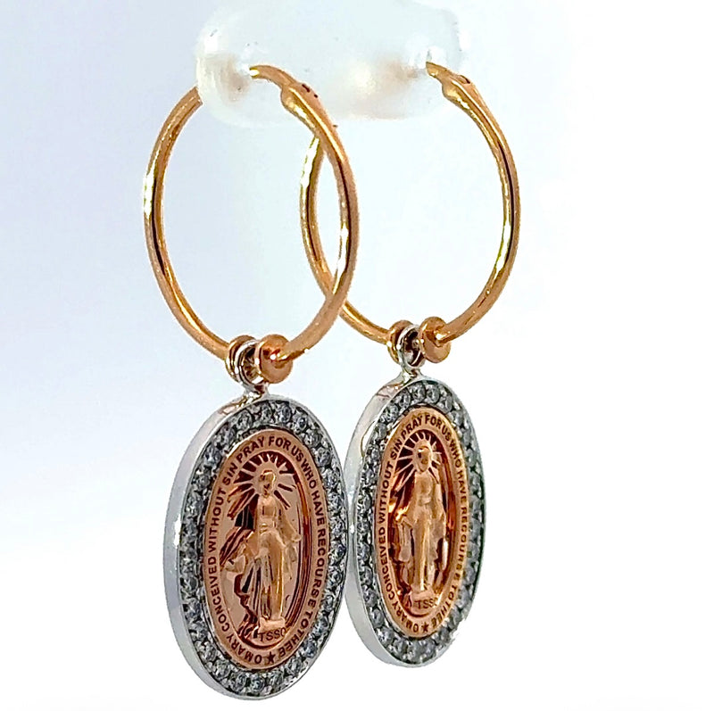 Moderne Madonna Ohrringe in 14 Karat Gold mit feinen Brillanten