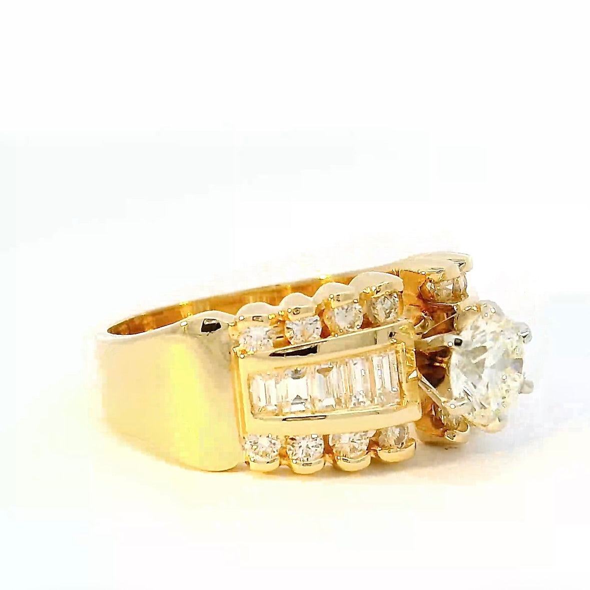 Dominanter Solitär Ring in 14 Karat Gelbgold mit Brillanten & Diamant-Baguettes