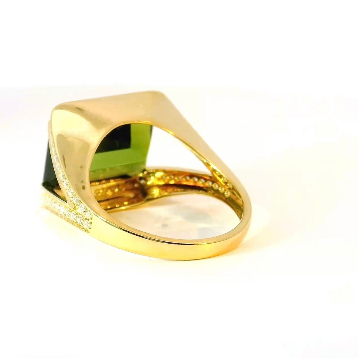 Beeindruckender Ring in 14 Karat Gelbgold mit großem Turmalin & feinen Brillanten