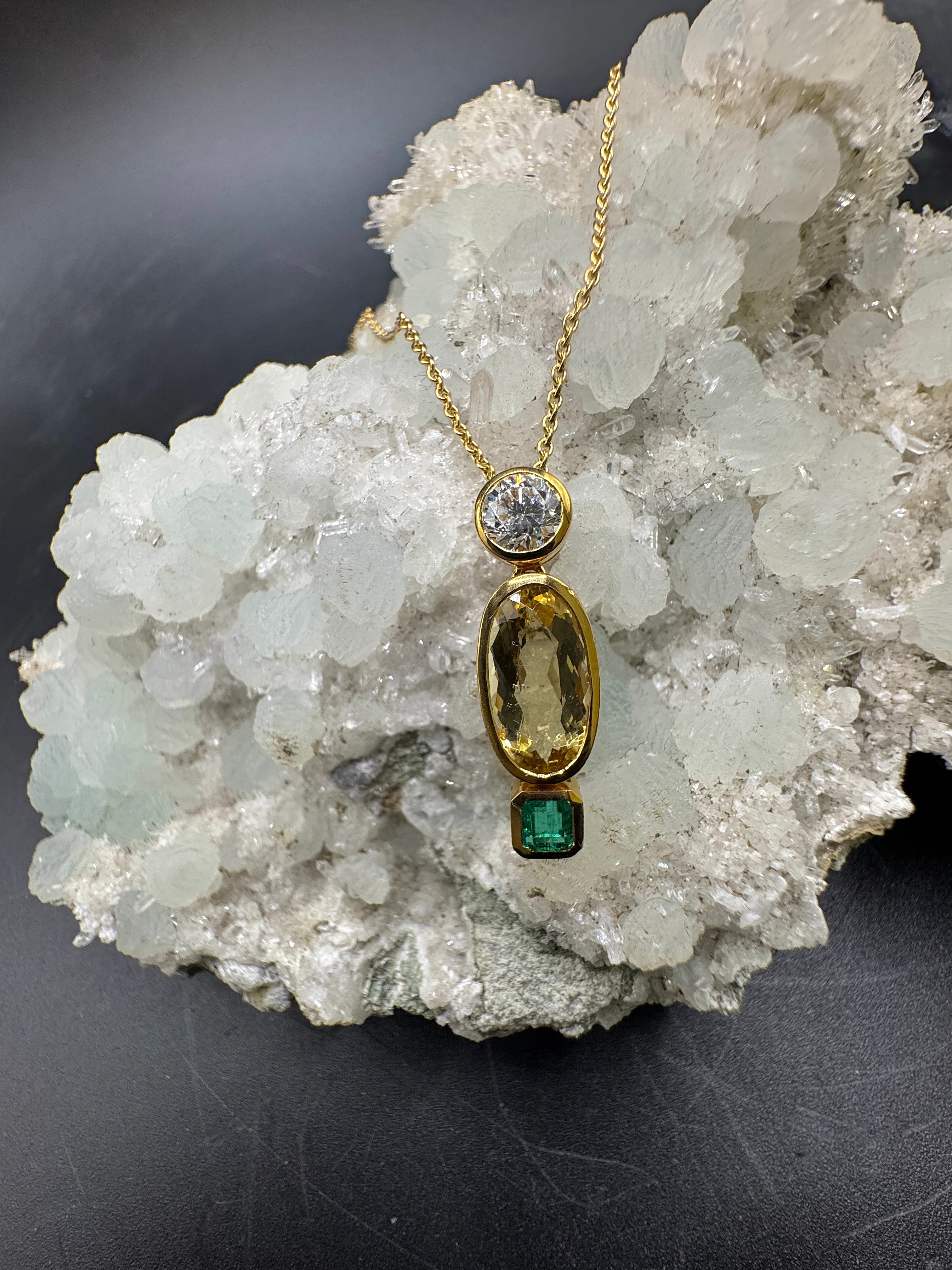 Modern pendant in 18K yellow gold with brilliant-cut diamond, emerald & heliodor