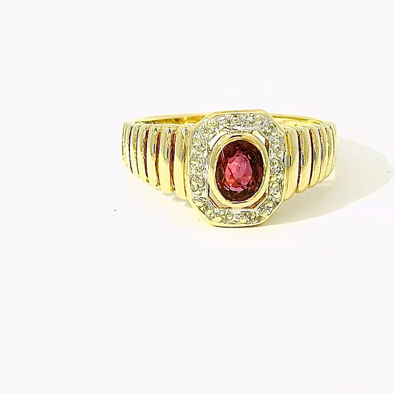 Eleganter Ring in 14 Karat Gelbgold mit Rubin & Diamanten
