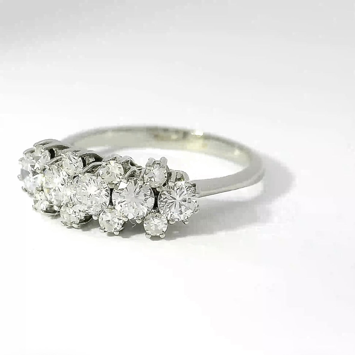 Luminous ring in 18 carat white gold with brilliant-cut & eight-cut diamonds
