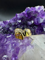 Handgefertigter Ring in 18 Karat Gelbgold mit gelbem Saphir und Brillanten