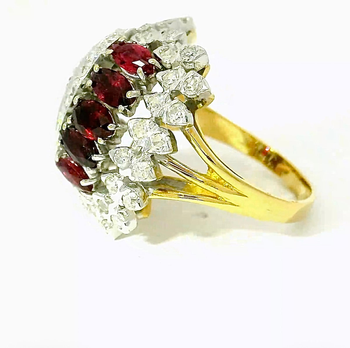 Extravagant cocktail ring in 18 karat gold with rubies and brilliant-cut diamonds