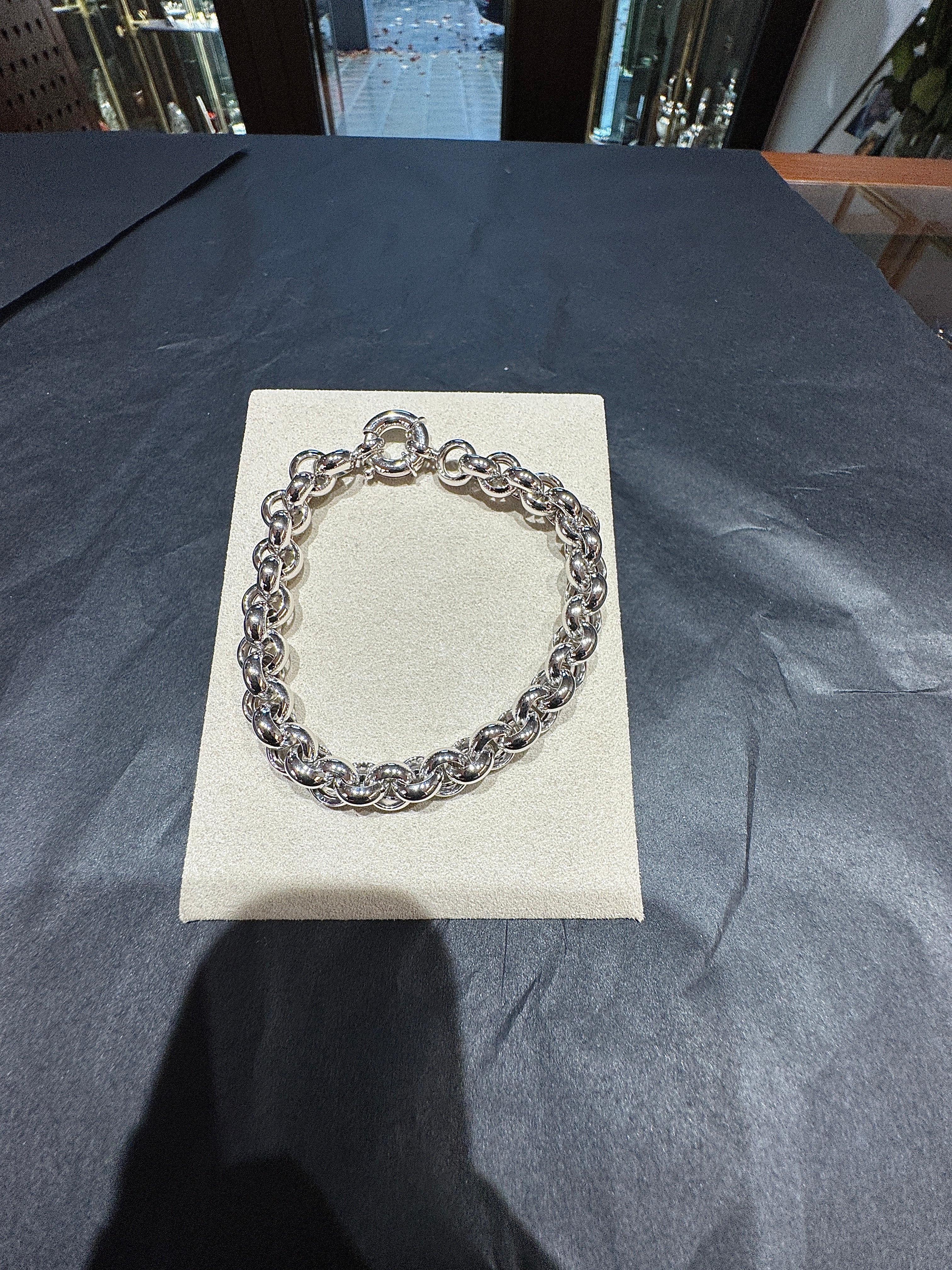 Modern curb chain bracelet in 14 karat white gold with large spring ring clasp