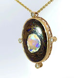 Besonderer Opal Anhänger in 14 Karat Gelbgold mit feinen Brillanten
