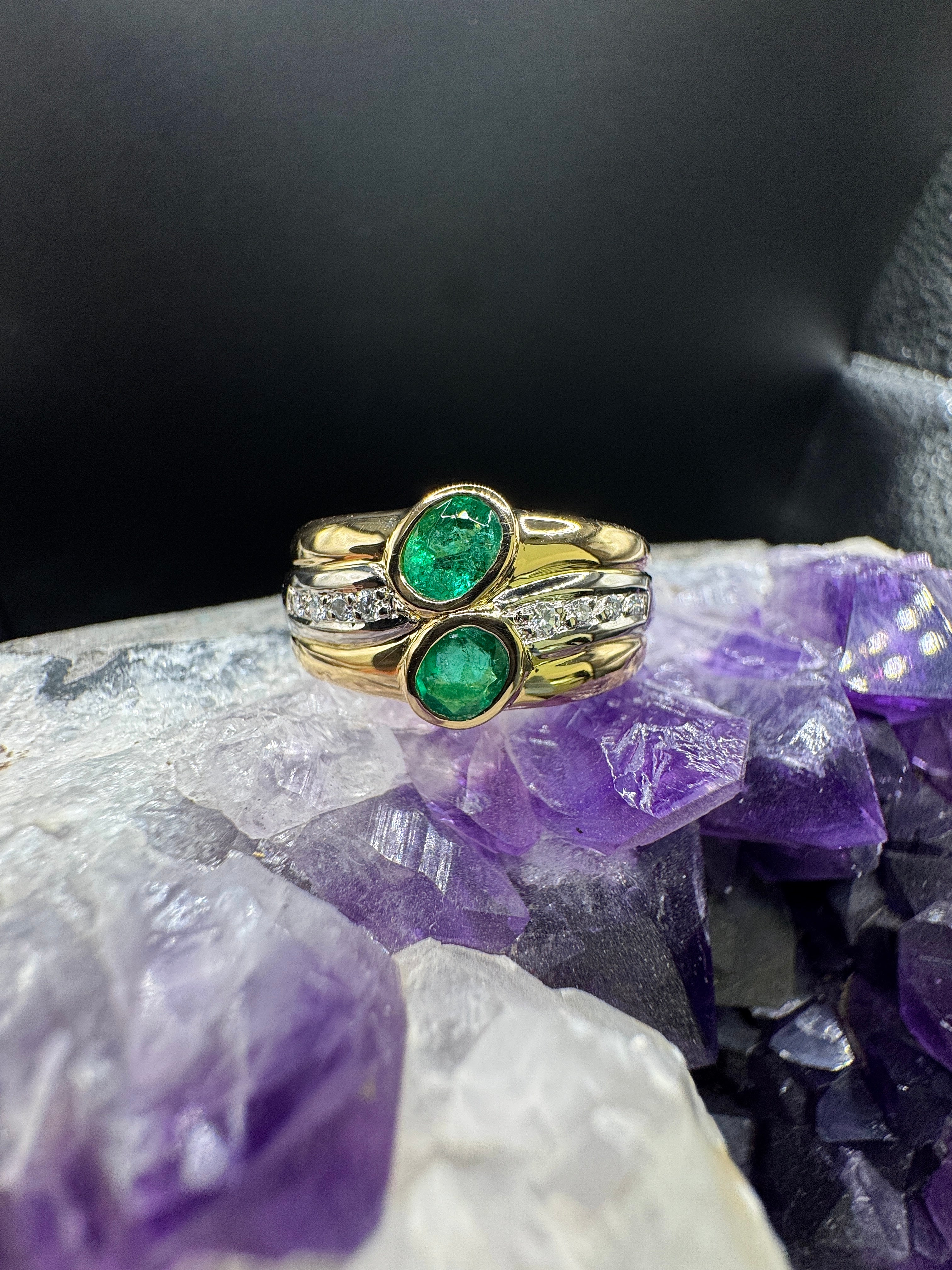 Handgefertigter Ring in 18 Karat Gelbgold mit Smaragden & Brillanten