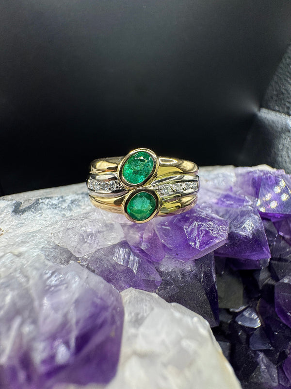 Handgefertigter Ring in 18 Karat Gelbgold mit Smaragden & Brillanten