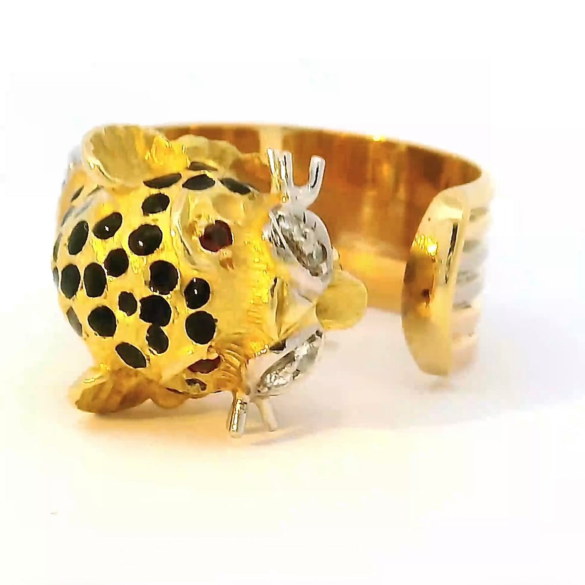 Leuchtender tricolor Ring in 18 Karat Gold mit Rubinen und Brillanten