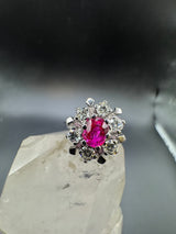Eleganter Entourage-Ring in 18 Karat Weißgold mit leuchtendem Rubin & Brillanten