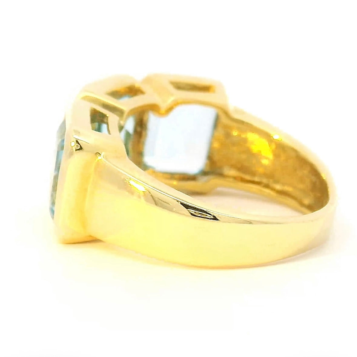 Markanter Ring in 14 Karat Gelbgold mit blauen Topasen