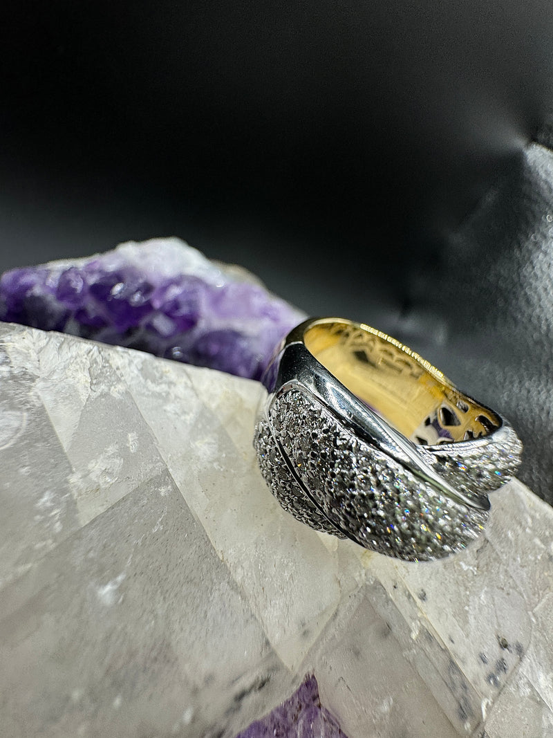 Solid bicolor ring in 18 carat (750) gold with 156 brilliant-cut diamonds