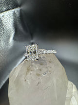 Edler Solitär-Ring in 18 Karat Weißgold mit Radiant-Brillant & Pavé-Besatz