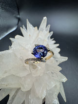 Moderner Ring in 14 Karat Gelbgold mit hochfeinem Tansanit & Brillanten