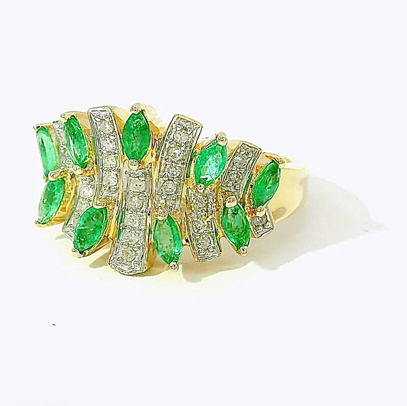 Lebhafter Ring in 14 Karat Gelbgold mit leuchtenden Smaragden und Diamanten