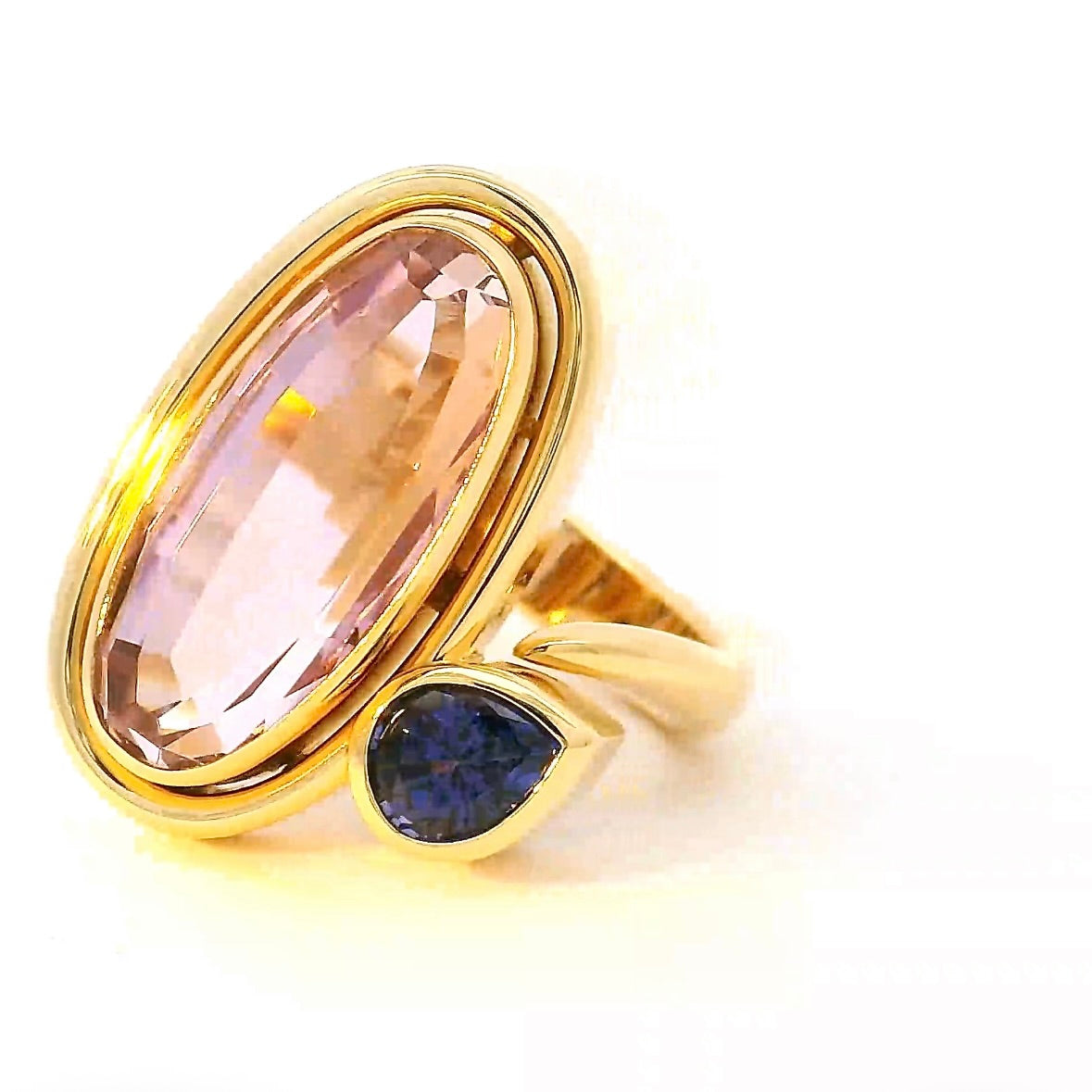 Handgefertigter Ring in 18 Karat Gelbgold mit Kunzit & Tansanit