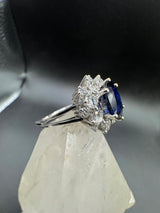 Hochwertiger Ring in 18 Karat Weißgold mit blauem Saphir & Brillanten