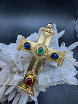 Beeindruckendes Kreuz in 18 Karat Gelbgold mit Brillanten, Smaragd, Rubin & Saphiren