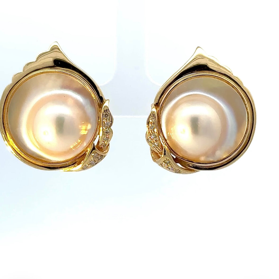 Beeindruckende Ohrringe in 18 Karat Gelbgold mit Mabéperlen & Brillanten