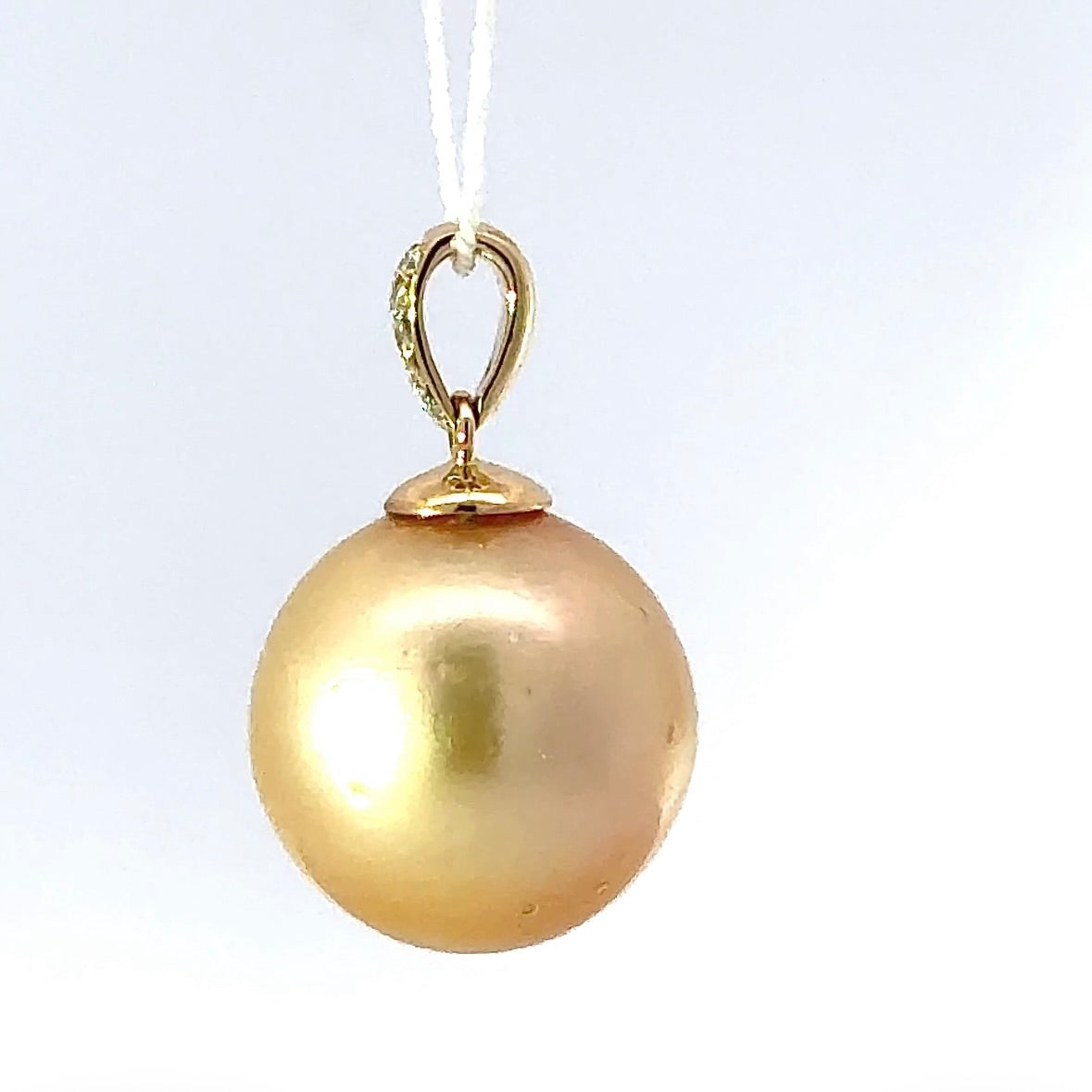 Moderner Südseeperlen-Anhänger in 18 Karat Gelbgold mit Brillanten