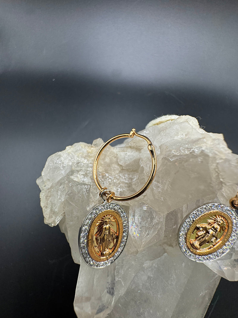 Moderne Madonna Ohrringe in 14 Karat Gold mit feinen Brillanten