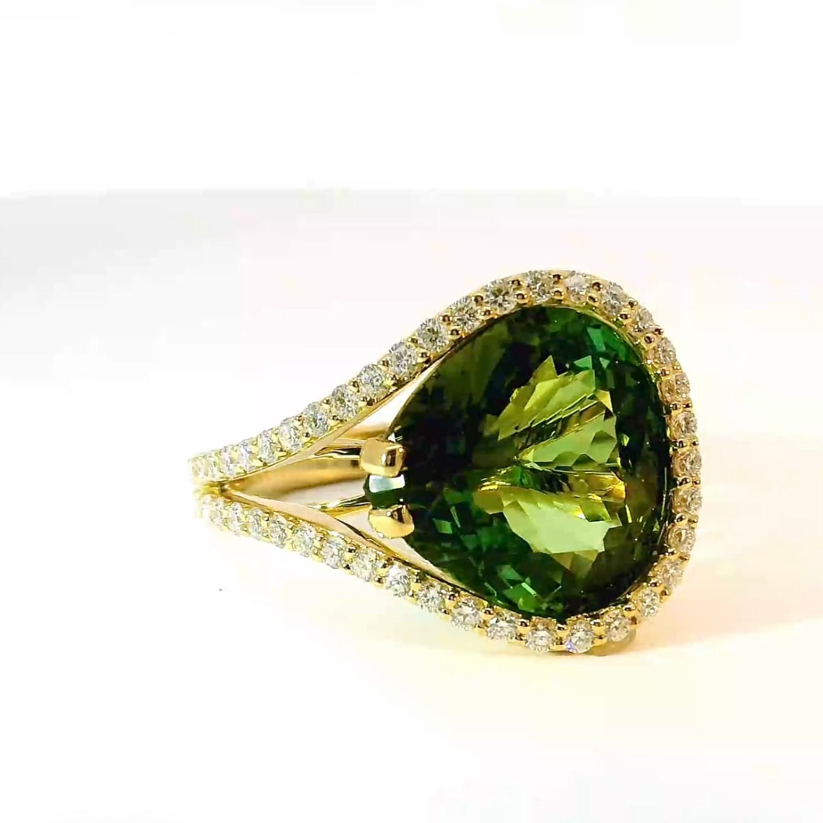 Edler Ring in 14 Karat Gelbgold mit hochfeinem Lagoon-Turmalin & Brillanten