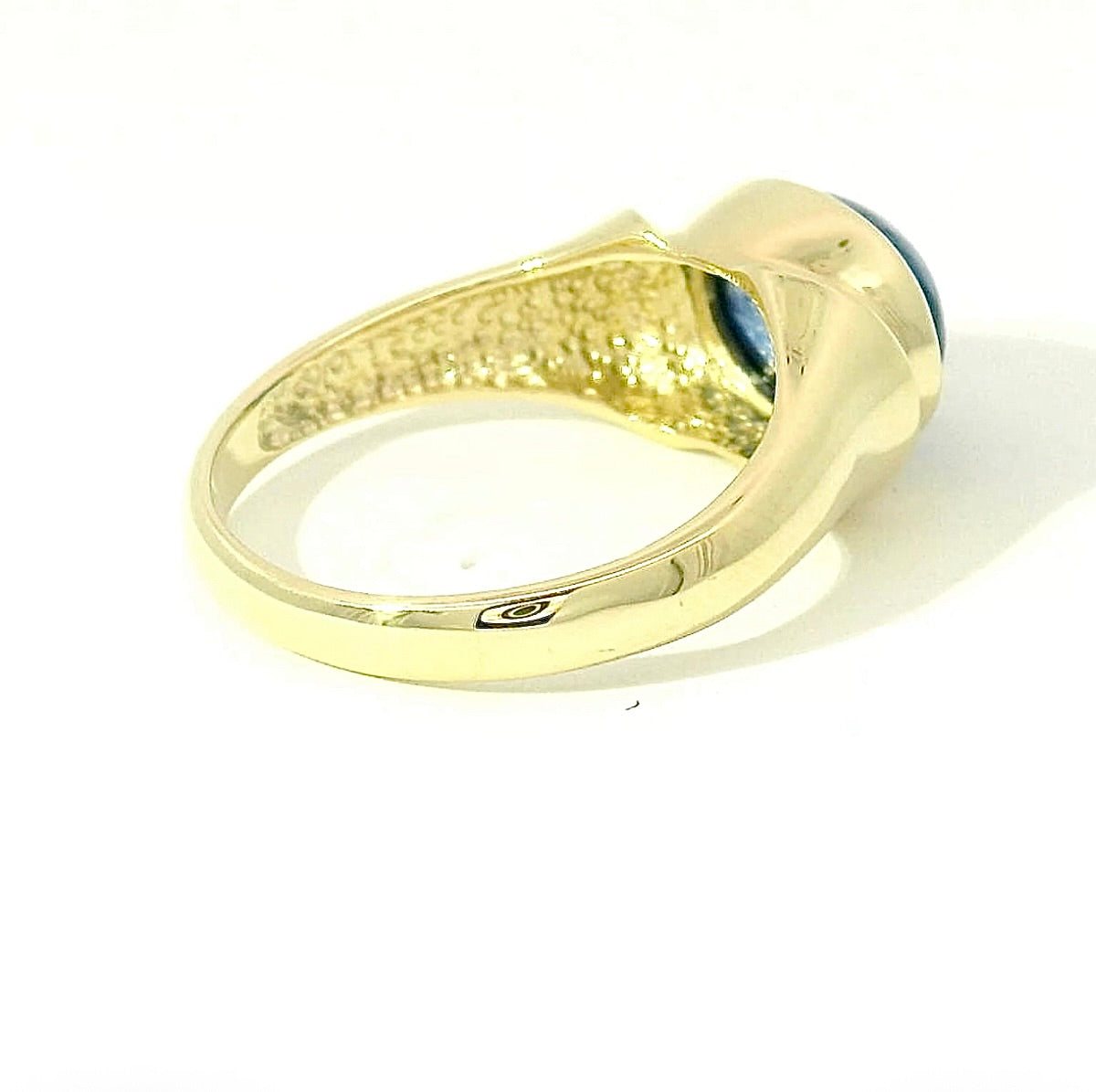 Zeitloser Ring in 9 Karat Gelbgold mit Saphir-Cabochon