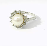 Zeitloser Entourage-Ring in 14 Karat Weißgold mit Akoya-Perle und Diamanten