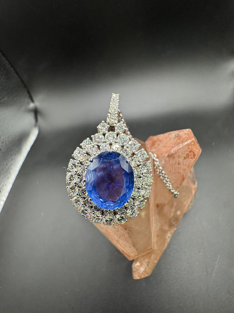 Beeindruckender Saphiranhänger in 18 Karat Weißgold mit über 4 Karat hochfeine Brillanten | Anhänger - Schmuck Schroll