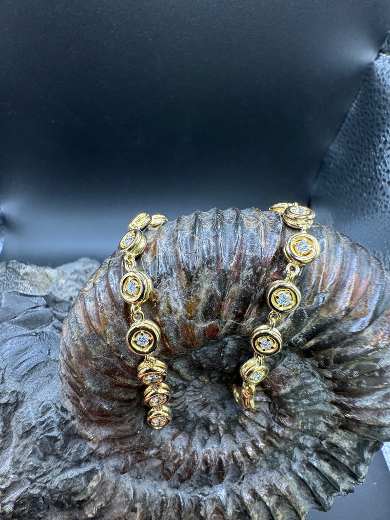 Stilvolles Armband in 18 Karat Gelbgold mit lebhaften Brillanten