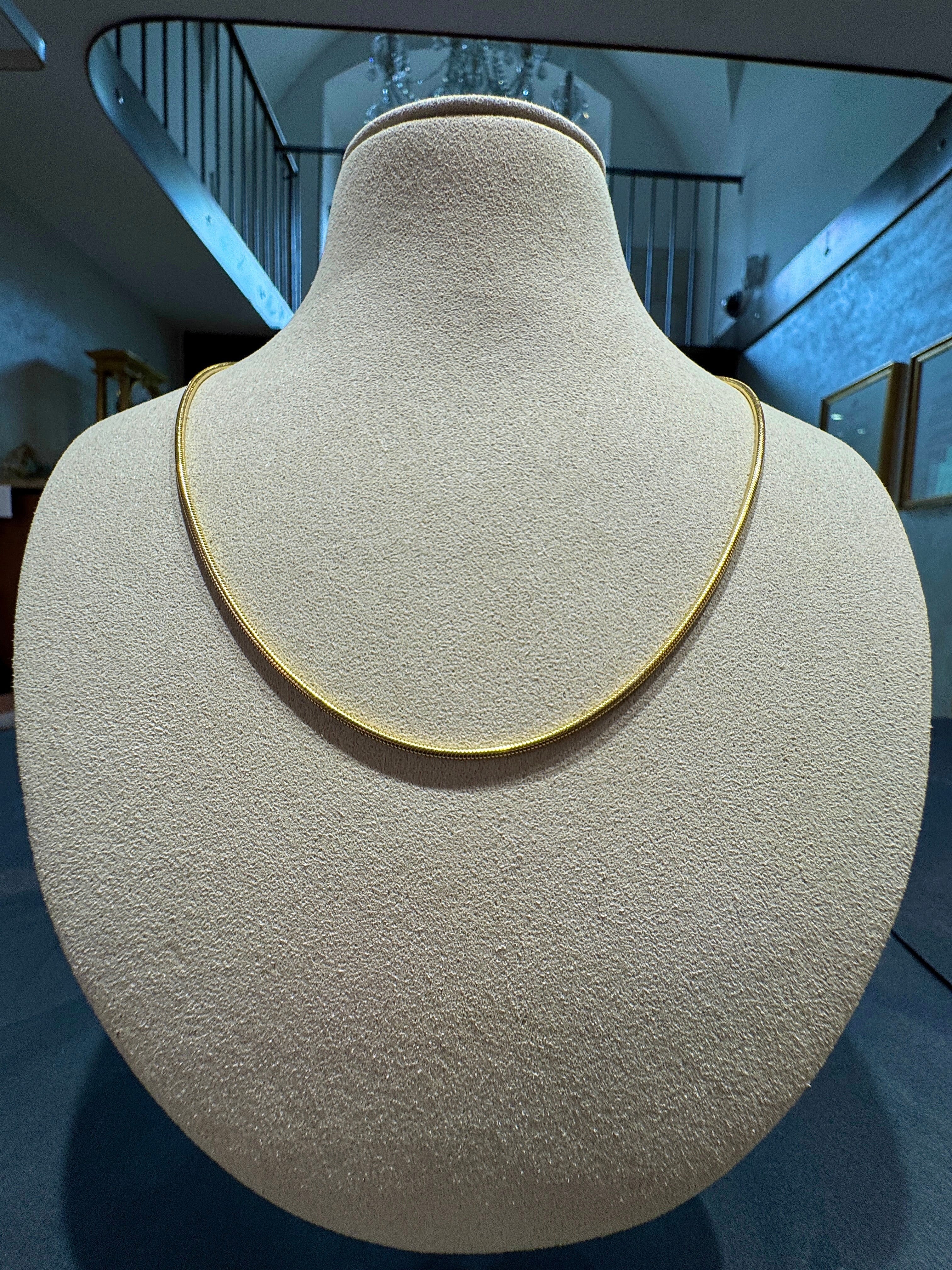 Elegant snake chain in 9 karat yellow gold with a spring ring clasp