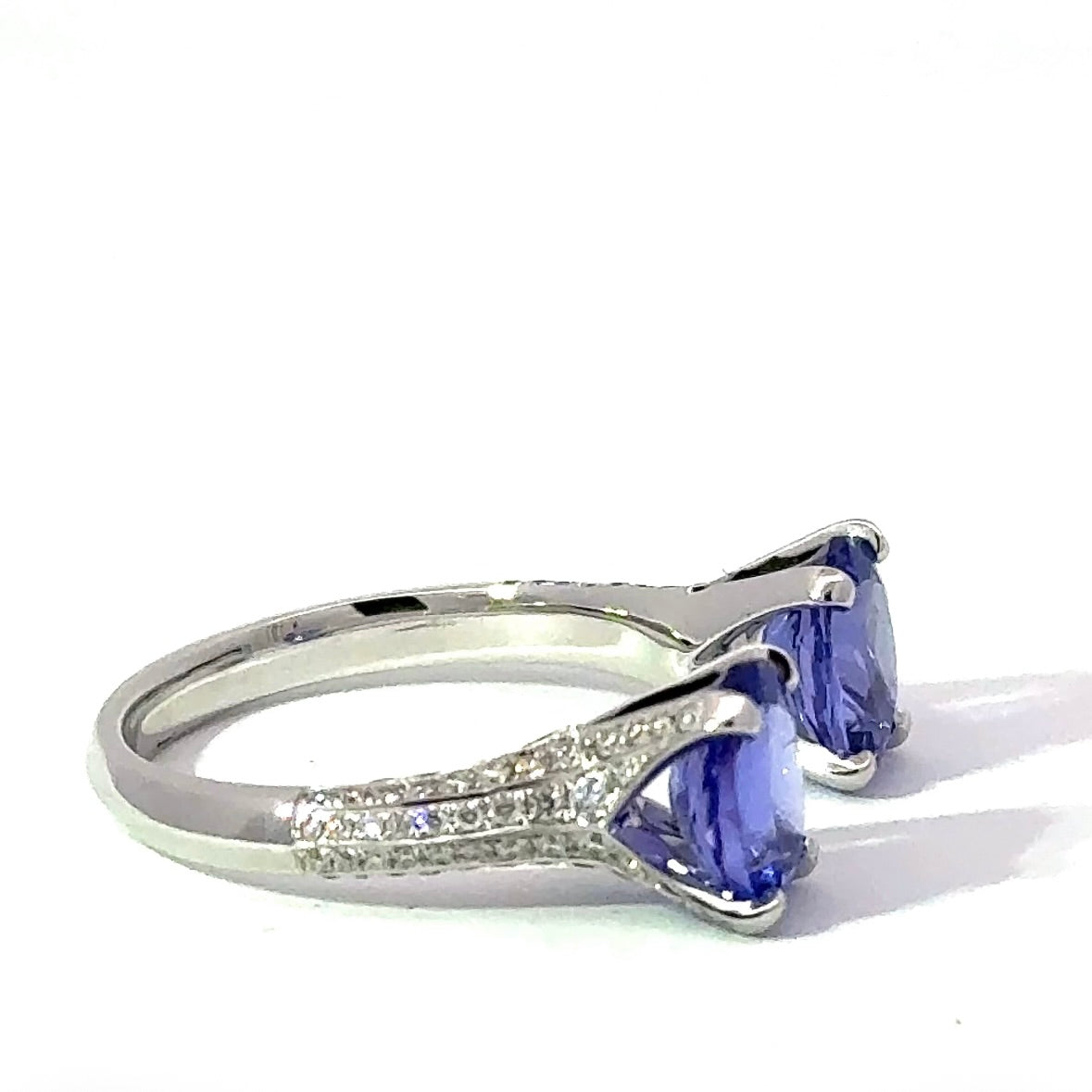 Ausgefallener Ring in 14 Karat Weißgold mit Tansaniten & Brillanten