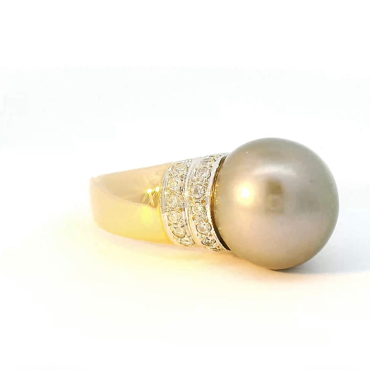 Eleganter Vintage Ring in 18 Karat Gold mit Tahitiperle & Brillanten