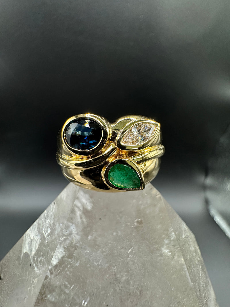 Massiver Ring in 18 Karat Gelbgold mit Smaragd, Saphir und Brillant