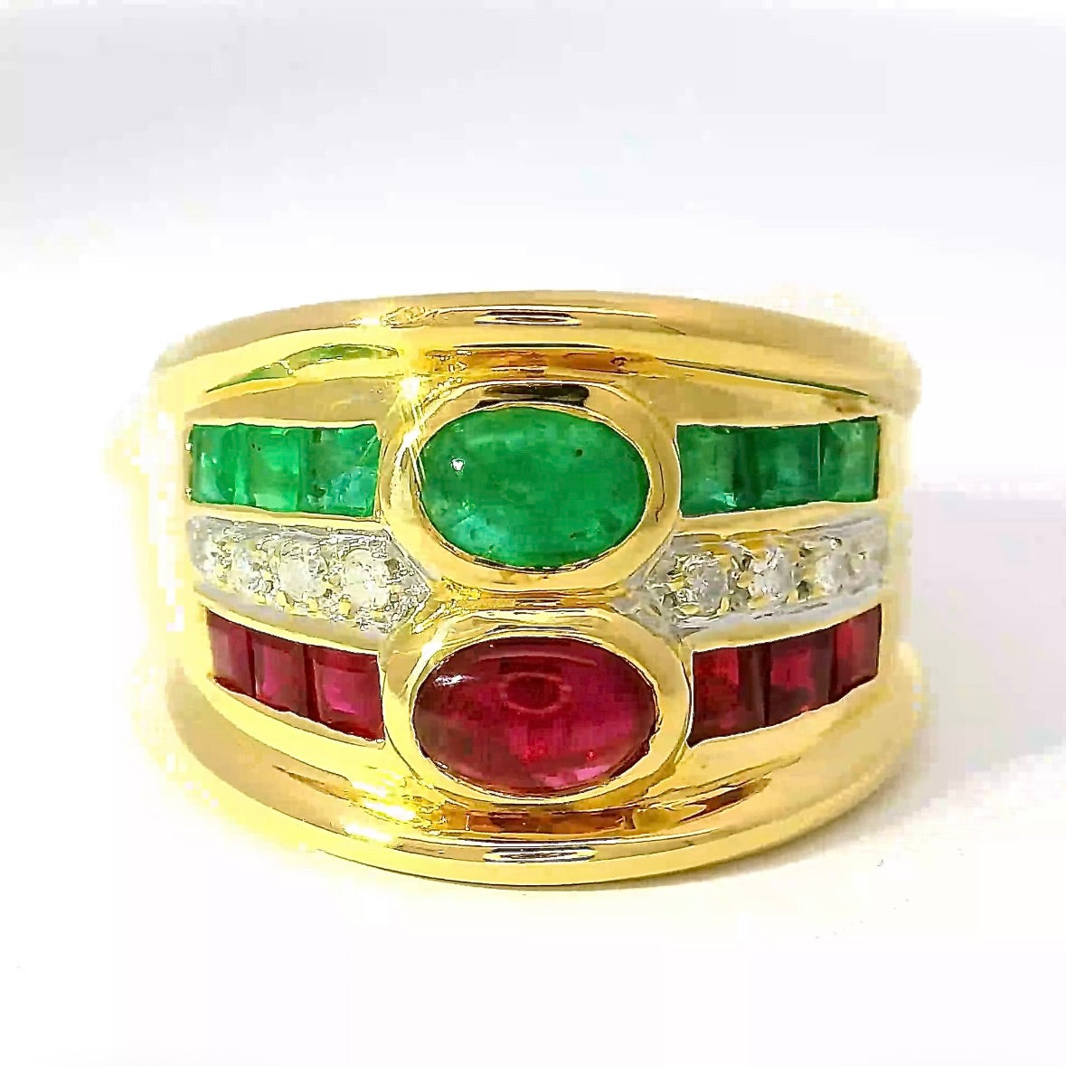Dominanter Ring in 18 Karat Gelbgold mit Rubinen, Smaragden & Brillanten