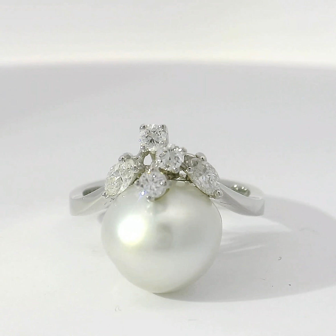 Handgefertigter Ring in 18 Karat Weißgold mit Südseeperle & Diamanten