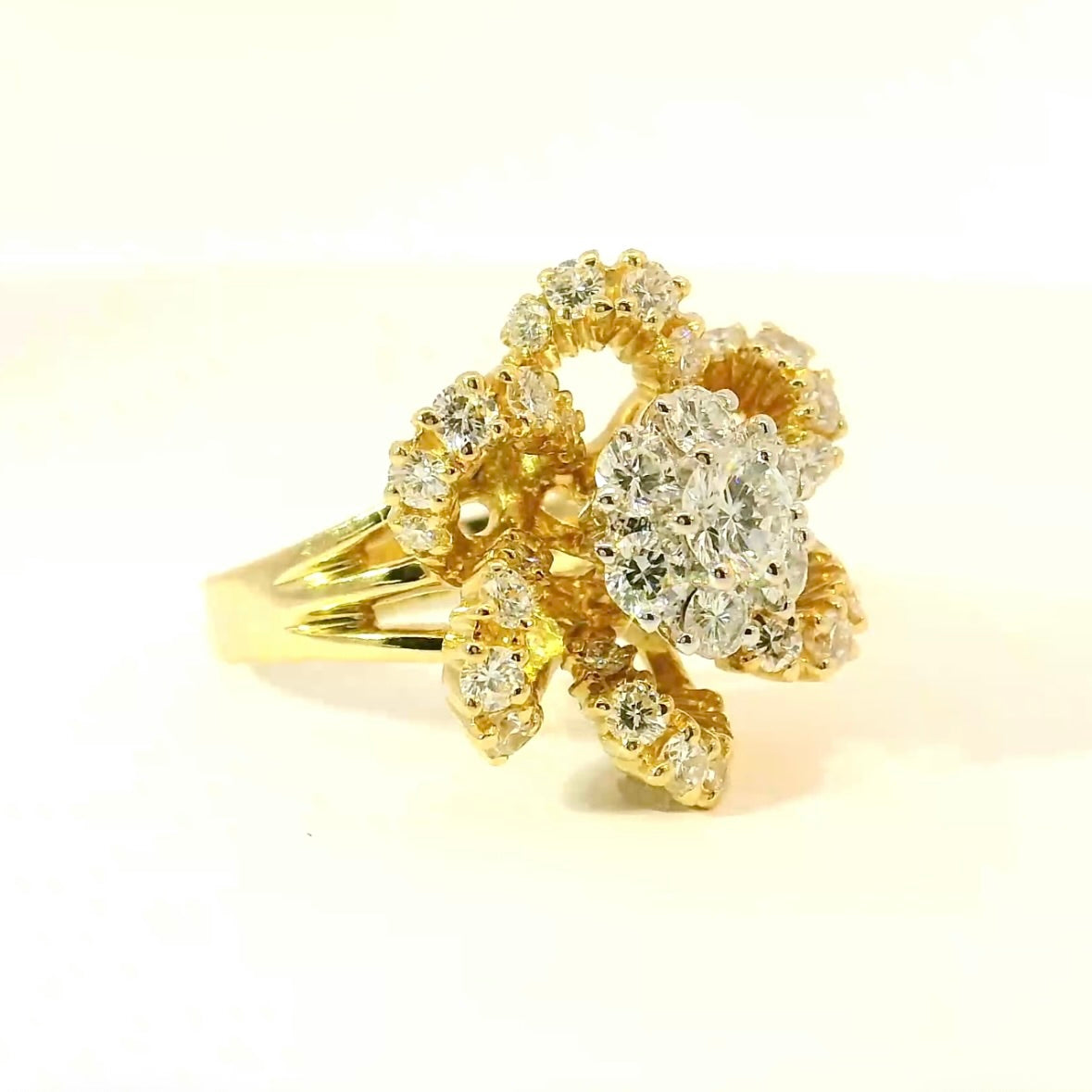 Edler Goldbaur Ring in 18 Karat Gelb- und Weißgold mit hochfeinen Brillanten